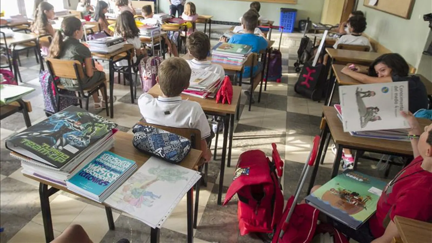 Alumnos atendiendo en clase Alumnos atendiendo en clase