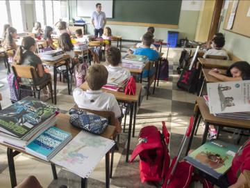 Alumnos atendiendo en clase Alumnos atendiendo en clase