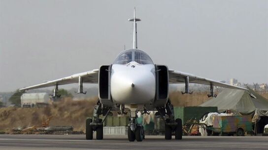 Bombardero Su-24 ruso en la base a&eacute;rea de Hmeymim (Siria)