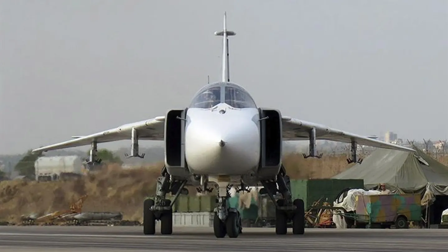 Bombardero Su-24 ruso en la base aérea de Hmeymim (Siria) Bombardero Su-24 ruso en la base aérea de Hmeymim (Siria)