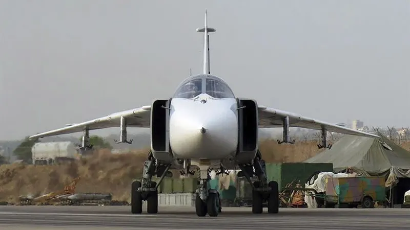 Bombardero Su-24 ruso en la base aérea de Hmeymim (Siria)