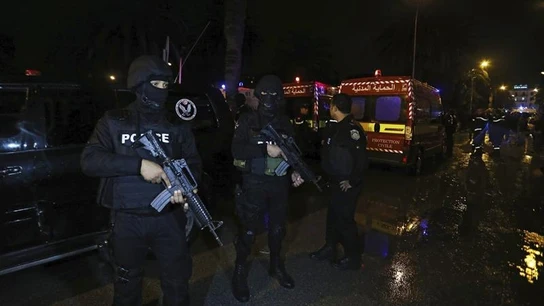 Miembros de la policía acordonan el lugar donde se ha producido el atentado en la capital tunecin Miembros de la policía acordonan el lugar donde se ha producido el atentado en la capital tunecin