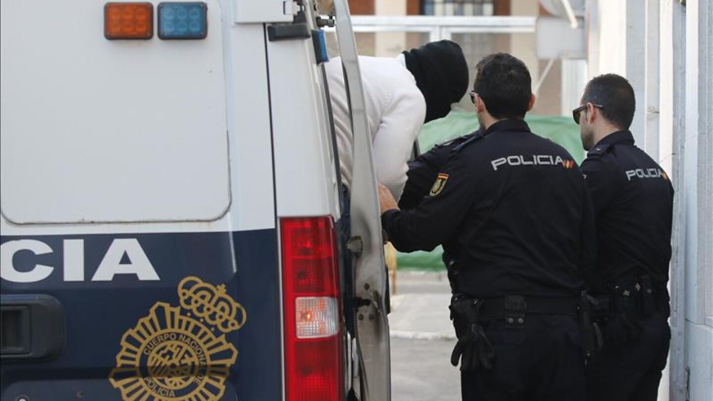 Agentes de la Polic&iacute;a Nacional ayudan a bajar del furg&oacute;n policial a Jonathan Moya