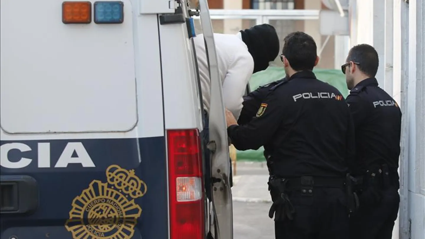 Agentes de la Policía Nacional ayudan a bajar del furgón policial a Jonathan Moya Agentes de la Policía Nacional ayudan a bajar del furgón policial a Jonathan Moya