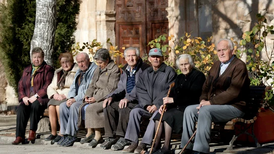 Ancianos sentados en un banco Ancianos sentados en un banco