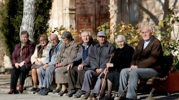 Ancianos sentados en un banco