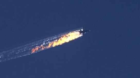 El caza ruso derribado por Turqu&iacute;a se precipita contra el suelo