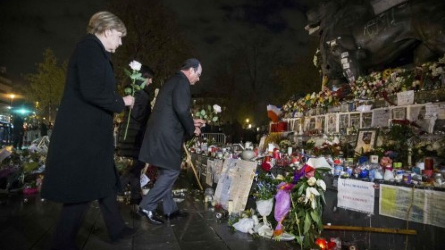  La canciller alemana, Angela Merkel, el presidente franc&eacute;s, Fran&ccedil;ois Hollande, y la alcaldesa de Par&iacute;s