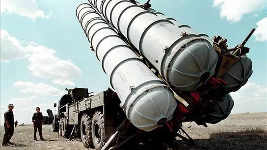 Misiles antiaéreos rusos S-300 en un campo de entrenamiento Misiles antiaéreos rusos S-300 en un campo de entrenamiento