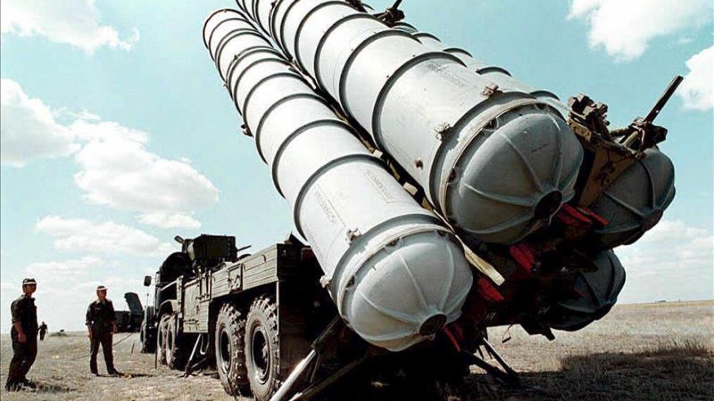Misiles antia&eacute;reos rusos S-300 en un campo de entrenamiento 