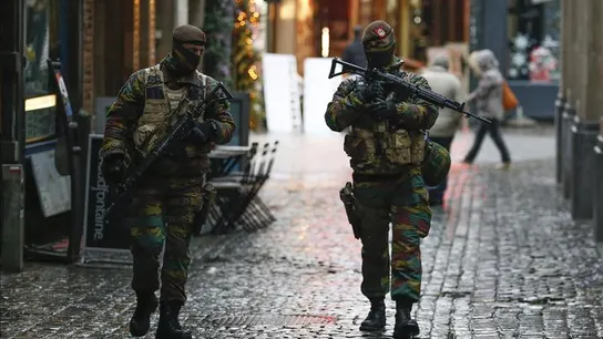 Dos soldados patrullan las calles de Bruselas Dos soldados patrullan las calles de Bruselas