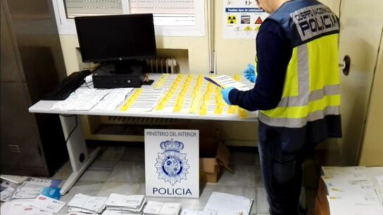 Polic&iacute;a con las cartas incautadas