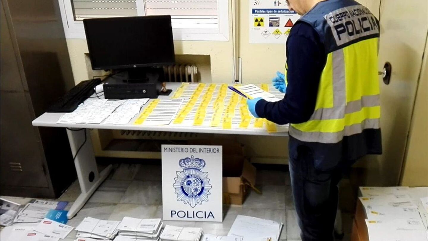 Polic&iacute;a con las cartas incautadas