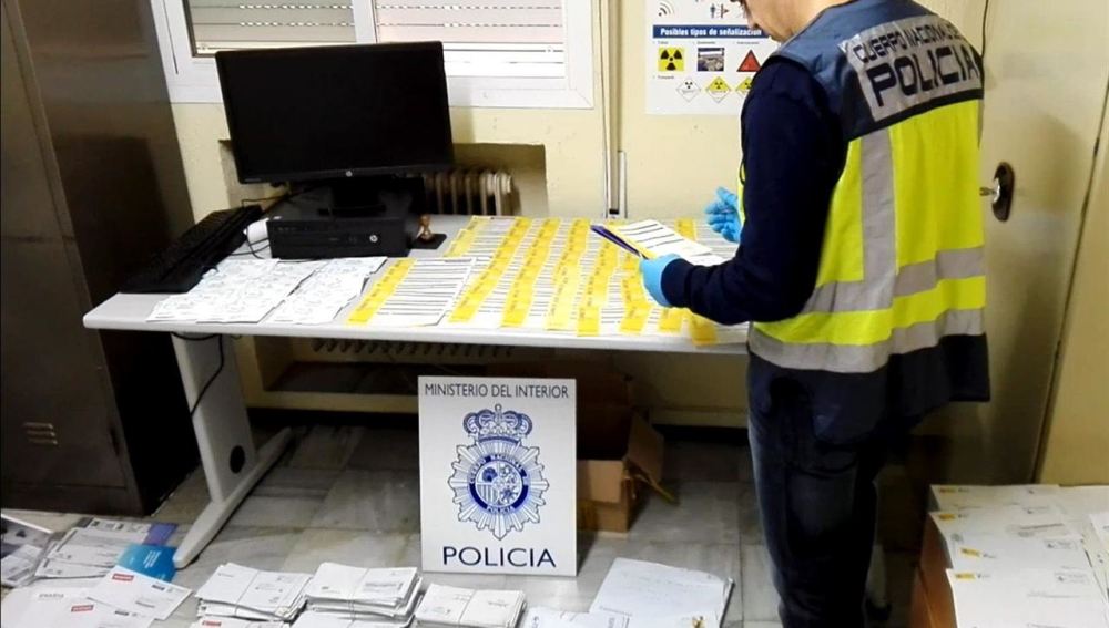 Policía con las cartas incautadas