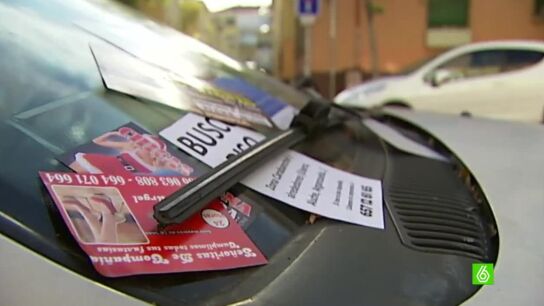 Anuncios de prostituci&oacute;n en un parabrisas