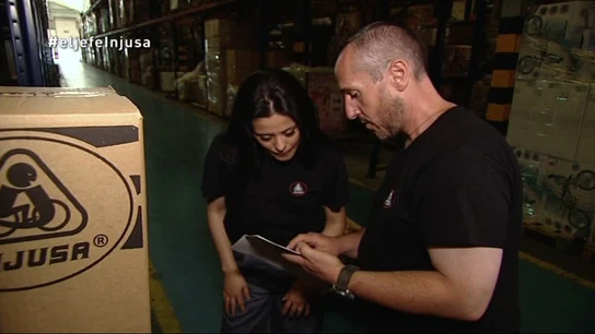 Bernabé comenta con La Jefa la situación en el almacén Bernabé comenta con La Jefa la situación en el almacén