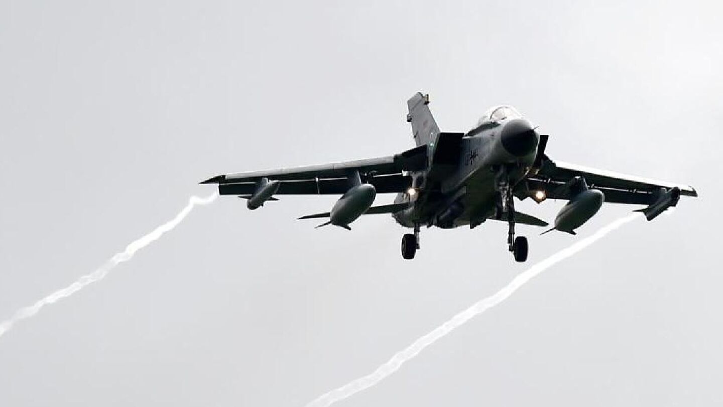 Un avi&oacute;n de reconocimiento 'Tornado'