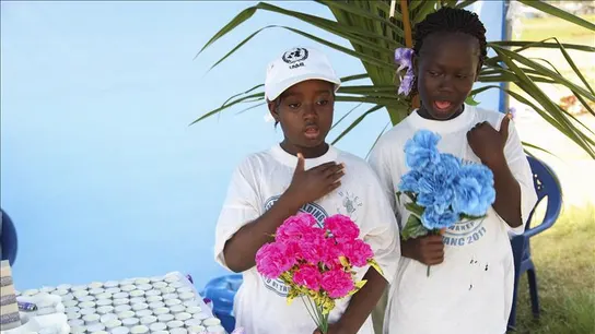 Niñas liberianas rezan con flores Niñas liberianas rezan con flores