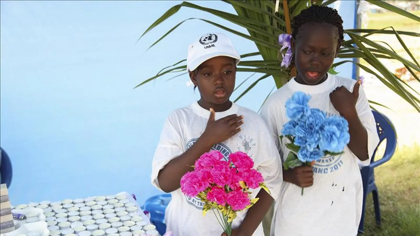 Niñas liberianas rezan con flores Niñas liberianas rezan con flores