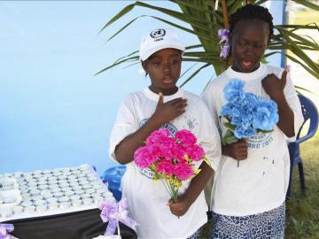 Niñas liberianas rezan con flores Niñas liberianas rezan con flores