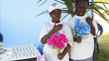 Niñas liberianas rezan con flores