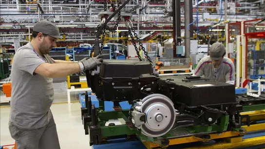 Dos operarios trabajan en una fábrica Dos operarios trabajan en una fábrica