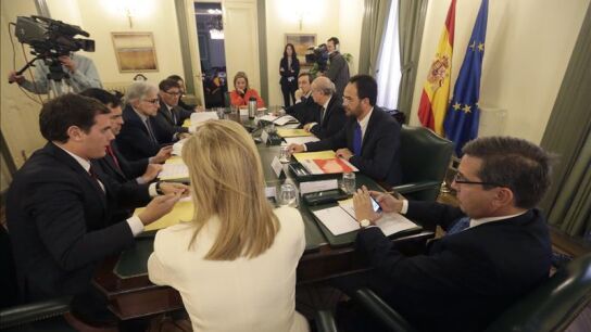 Los principales partidos pol&iacute;ticos, reunidos para la firma del pacto antiyihadista