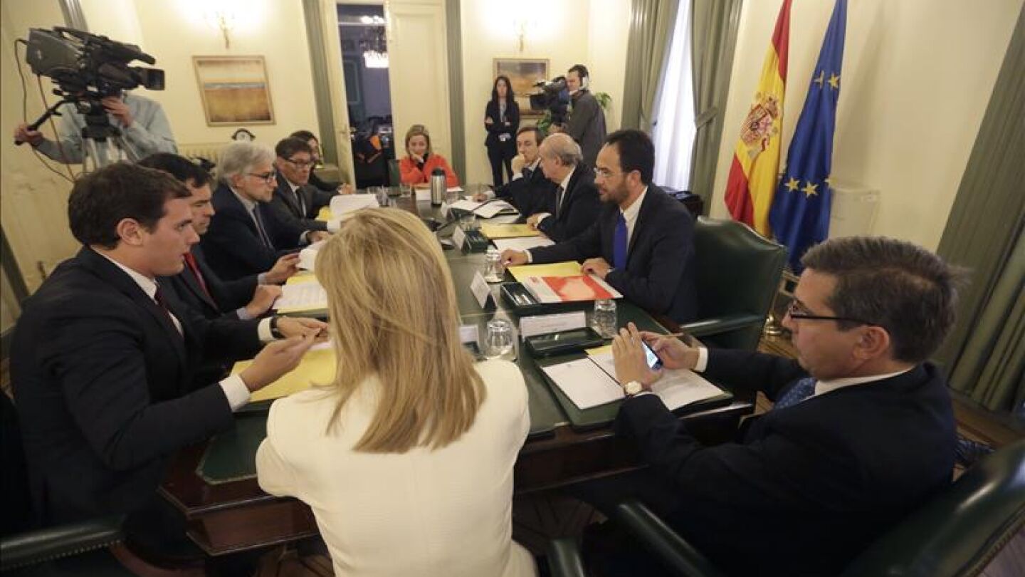 Los principales partidos pol&iacute;ticos, reunidos para la firma del pacto antiyihadista