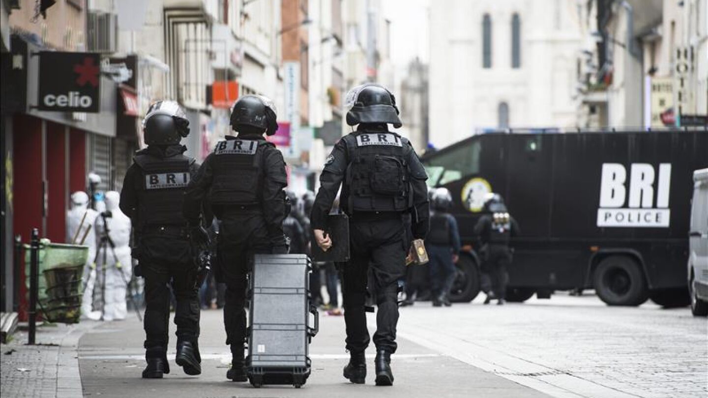 Brigada de Investigaci&oacute;n e Intervenci&oacute;n durante el asalto en Saint Denis