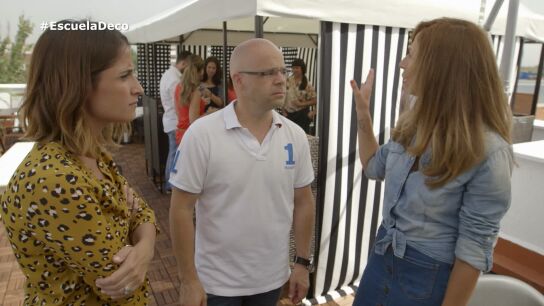 El grupo de coworkers inauguran la terraza con una comida