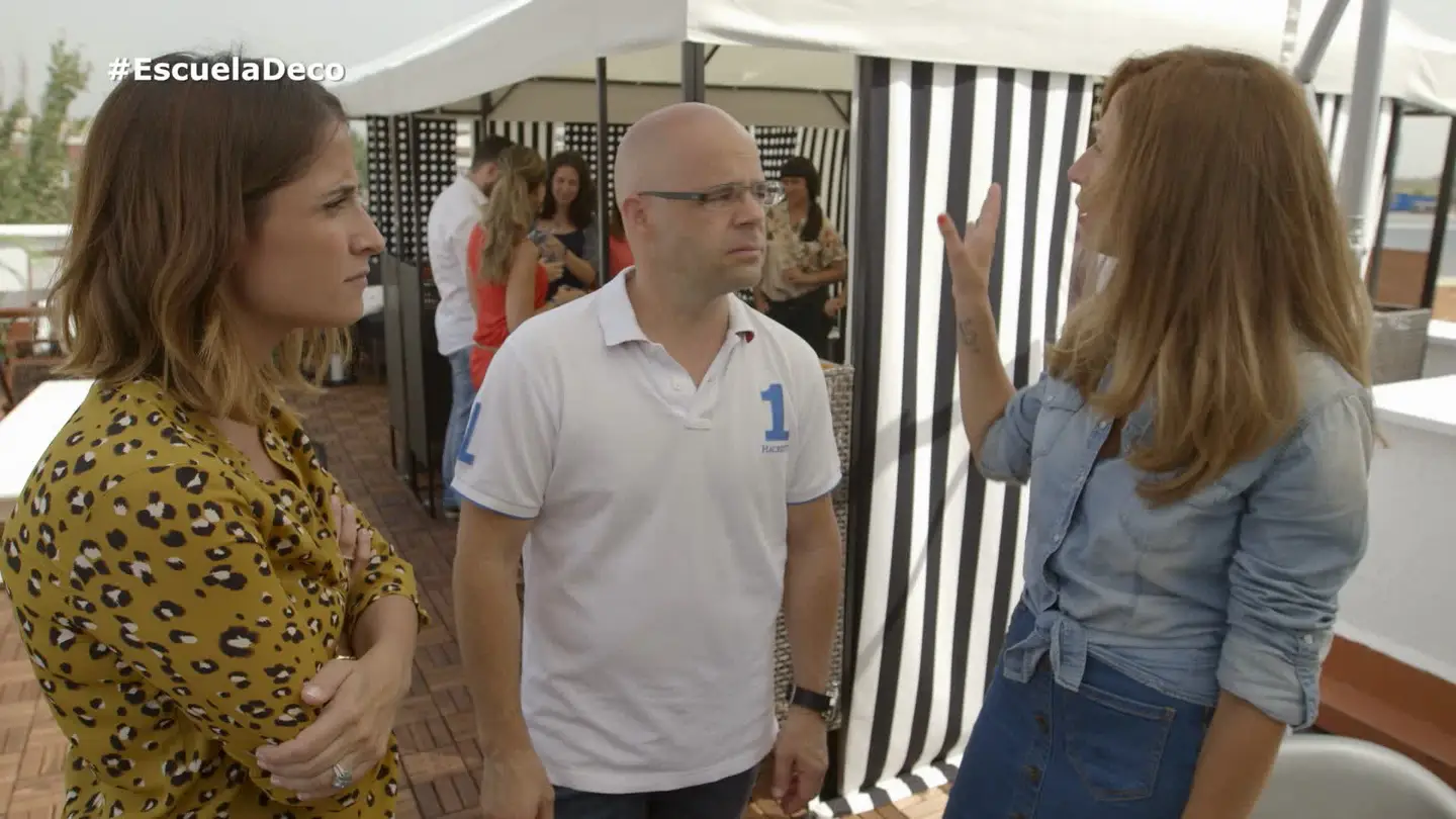 El grupo de coworkers inauguran la terraza con una comida El grupo de coworkers inauguran la terraza con una comida