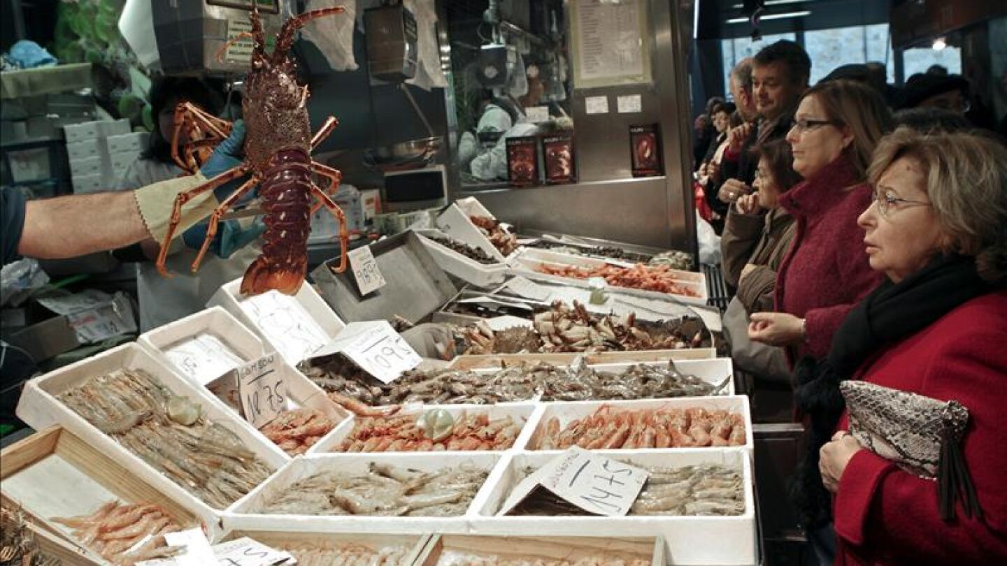 Aspecto de una pescader&iacute;a en el mercado de abastos de Bilbao