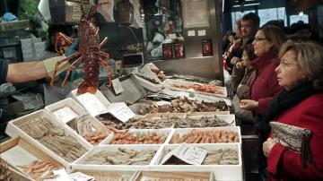 Aspecto de una pescadería en el mercado de abastos de Bilbao