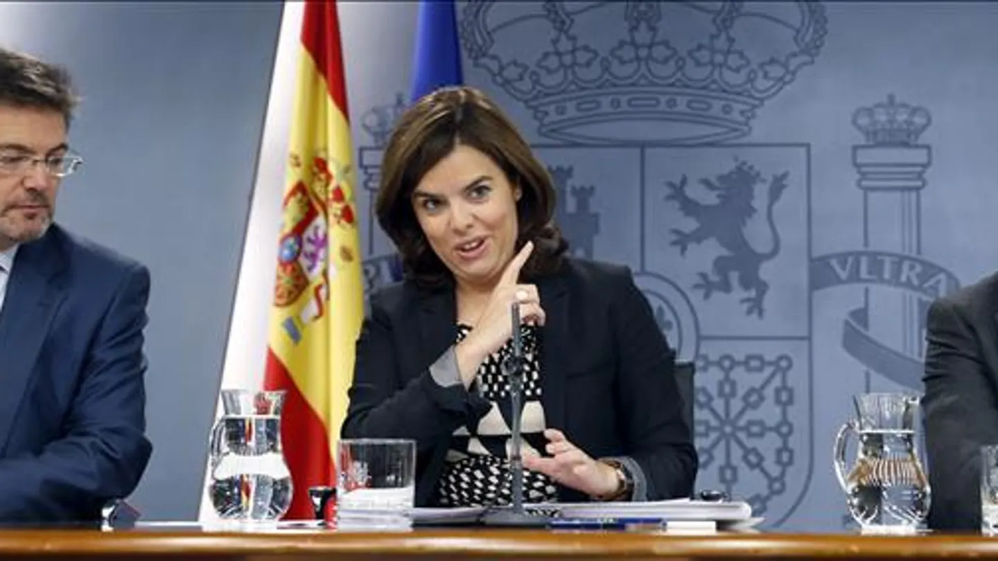 La vicepresidenta del Gobierno, Soraya Sáenz de Santamaría, y los ministros de Justicia, Rafael Catalá, y Economía y Competitividad, Luis de Guindos. La vicepresidenta del Gobierno, Soraya Sáenz de Santamaría, y los ministros de Justicia, Rafael Catalá, y Economía y Competitividad, Luis de Guindos.