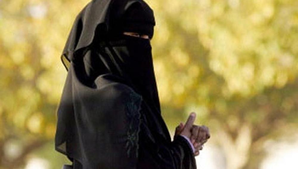 Seorang wanita Muslim melihat cadar atau niqab