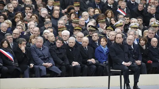 François Hollande, ante los invitados en el homenaje a las víctimas de París François Hollande, ante los invitados en el homenaje a las víctimas de París