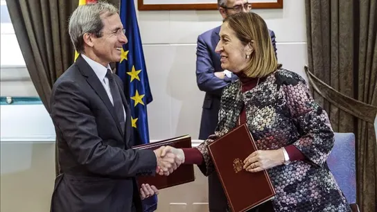 La ministra de Fomento, Ana Pastor, y el embajador de Francia en España, Yves Saint-Geours La ministra de Fomento, Ana Pastor, y el embajador de Francia en España, Yves Saint-Geours