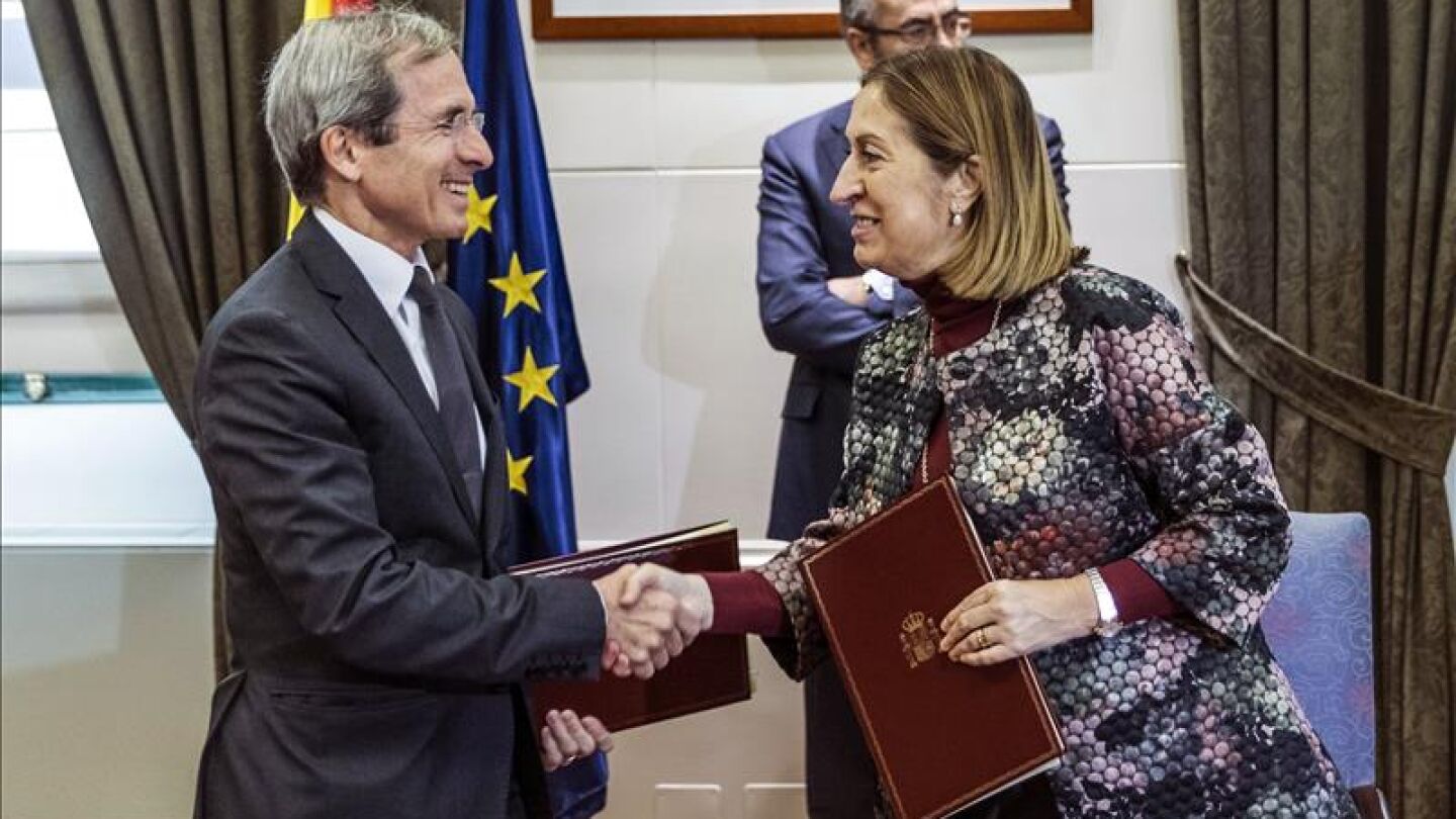La ministra de Fomento, Ana Pastor, y el embajador de Francia en Espa&ntilde;a, Yves Saint-Geours
