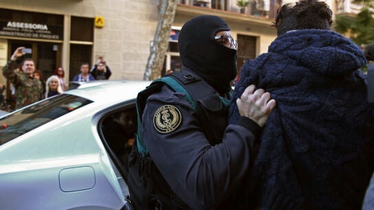 Tensi&oacute;n entre los familiares de los detenidos y los agentes