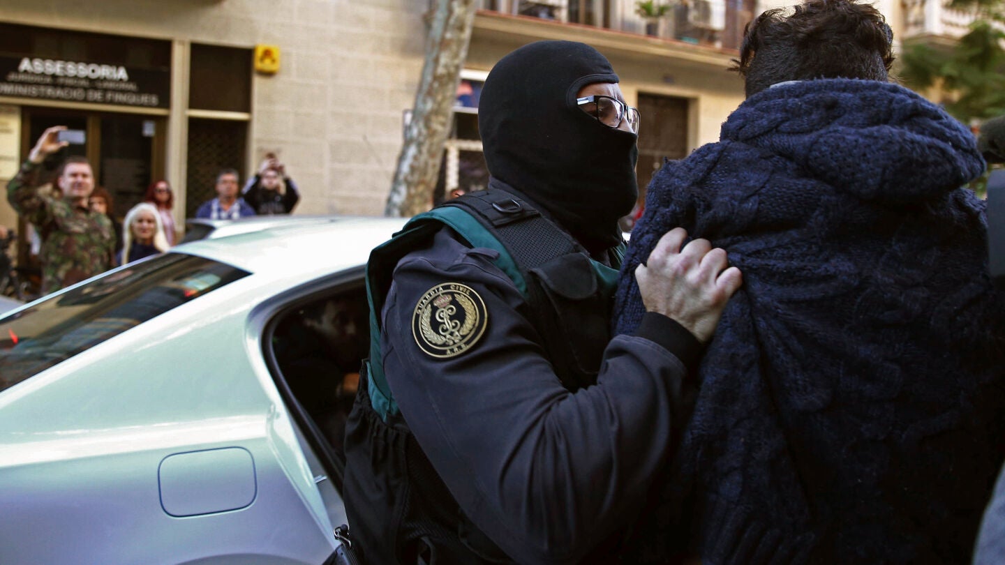 Tensi&oacute;n entre los familiares de los detenidos y los agentes