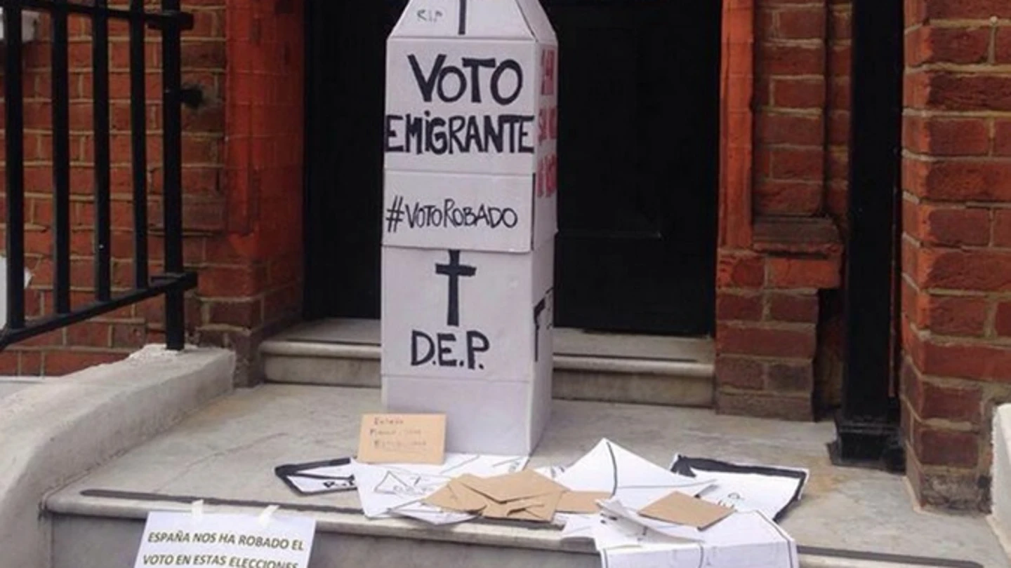 Emigrantes protestan ante la imposibilidad de votar Emigrantes protestan ante la imposibilidad de votar