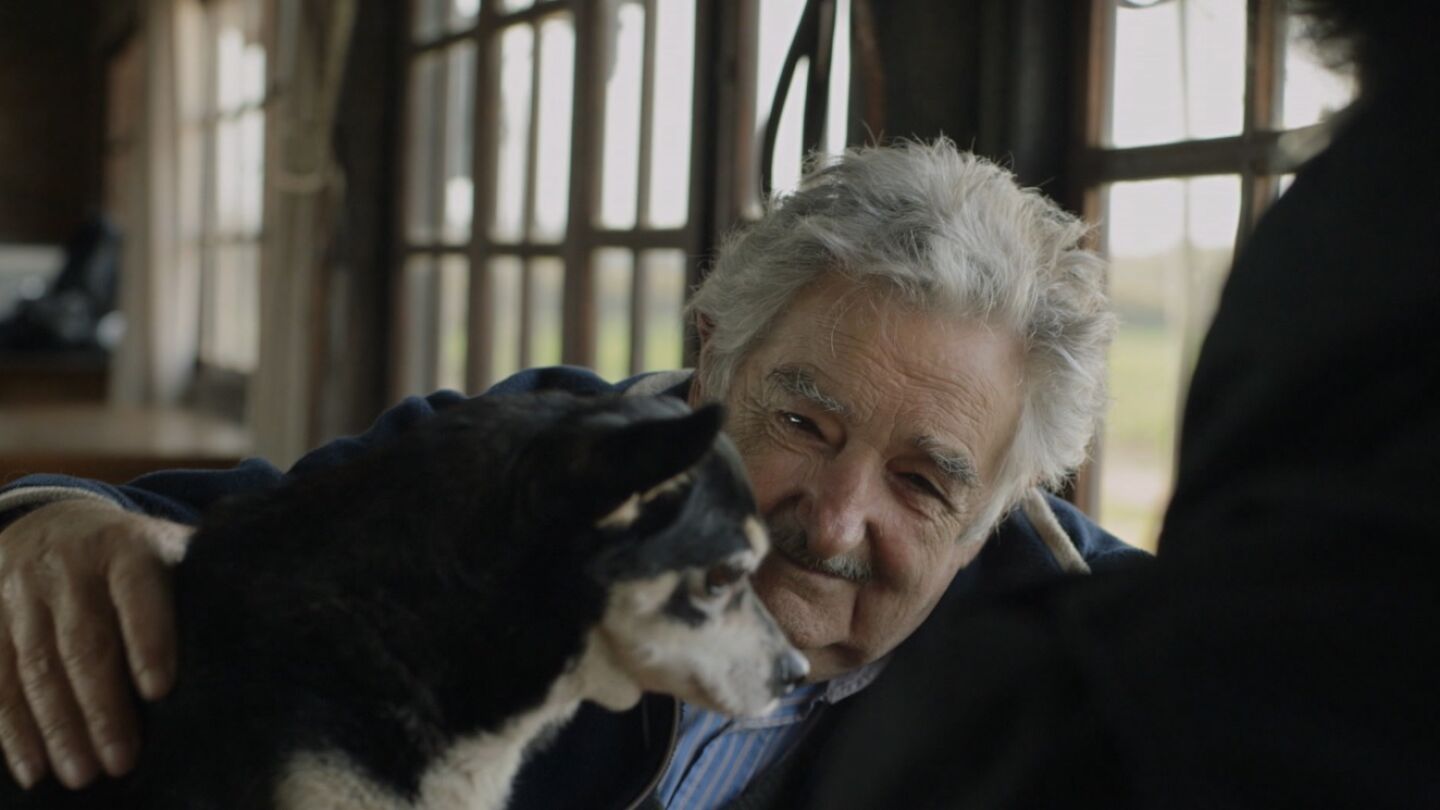 Jos&eacute; Mujica con su perra
