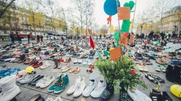 10.000 zapatos inundan la plaza de la República en París por la Cumbre Climática