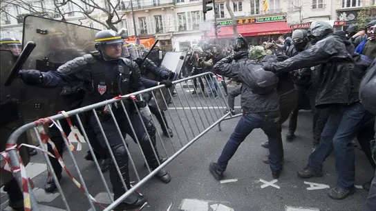 Manifestantes chocan con los policias durante la manifestación contra el COP21 Manifestantes chocan con los policias durante la manifestación contra el COP21