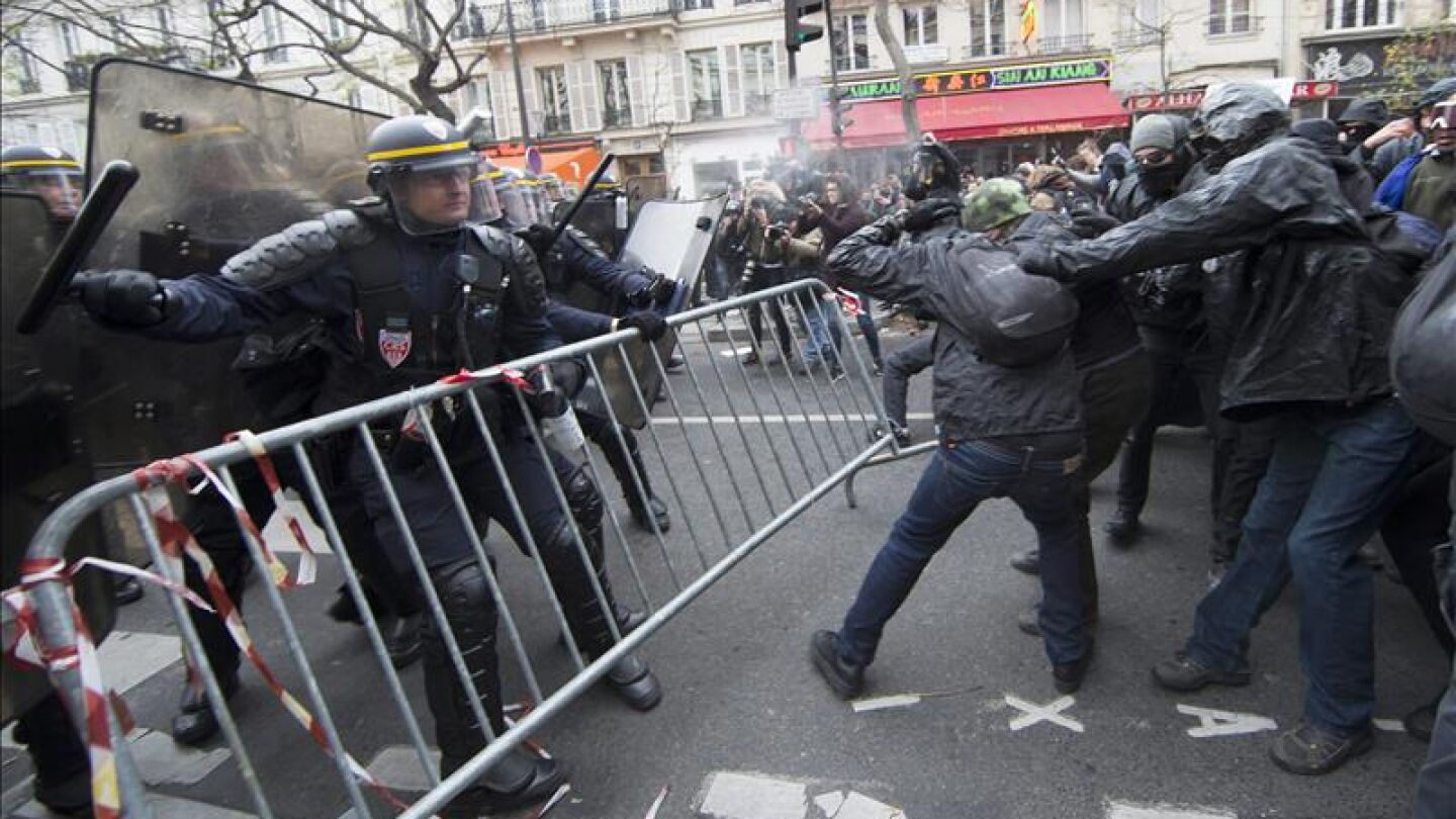 Manifestantes chocan con los policias durante la manifestaci&oacute;n contra el COP21