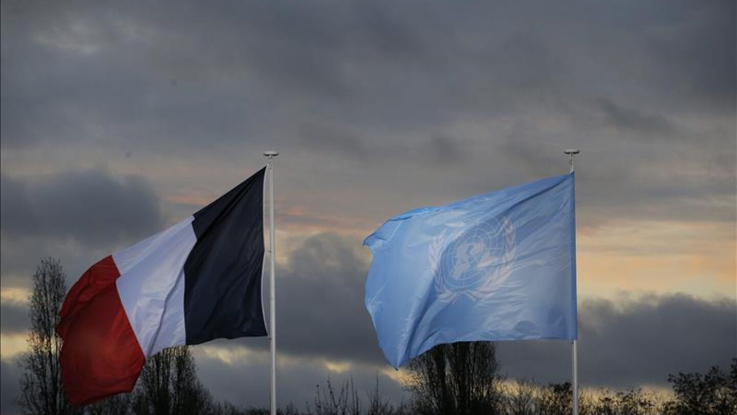 La bandera de Francia ondea junto a la de la ONU