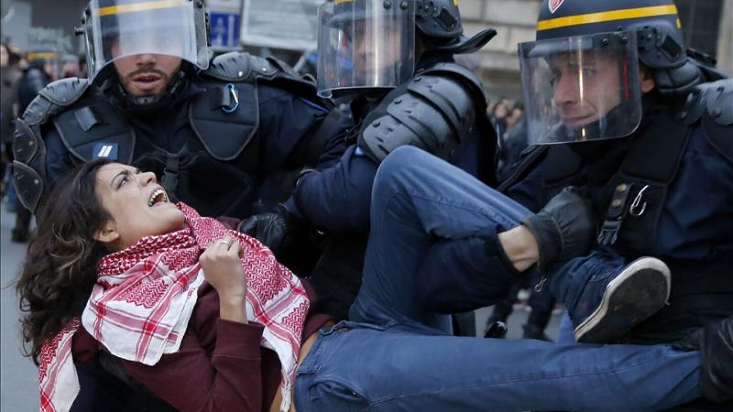 Detienen a una manifestante en los altercados de Par&iacute;s