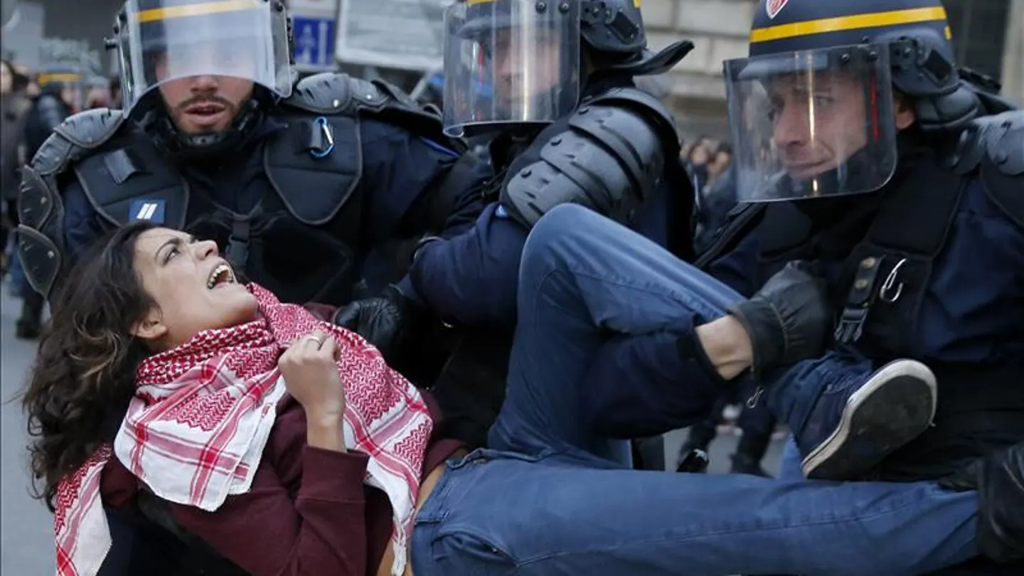Detienen a una manifestante en los altercados de París Detienen a una manifestante en los altercados de París