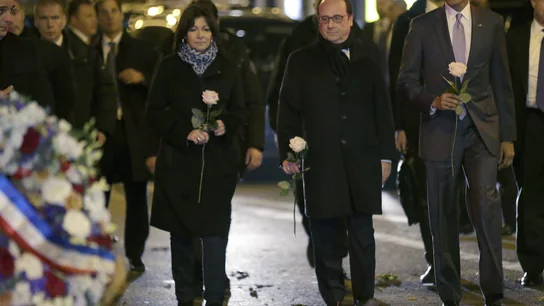 Obama acude con Hollande a uno de los escenarios de los atentados de París Obama acude con Hollande a uno de los escenarios de los atentados de París