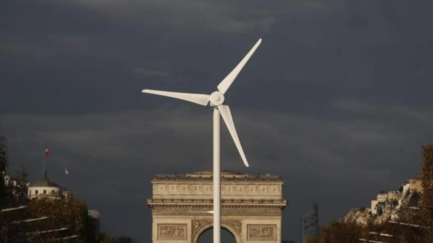 Un molino de energía eólica delante del Arco de Triunfo Un molino de energía eólica delante del Arco de Triunfo